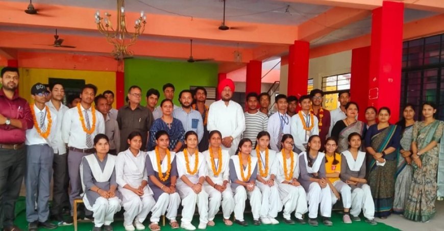 Kanpur News: हाई स्कूल और इंटर में टॉपर आए हुए विद्यार्थियों को मेडल देकर सम्मानित किया। 