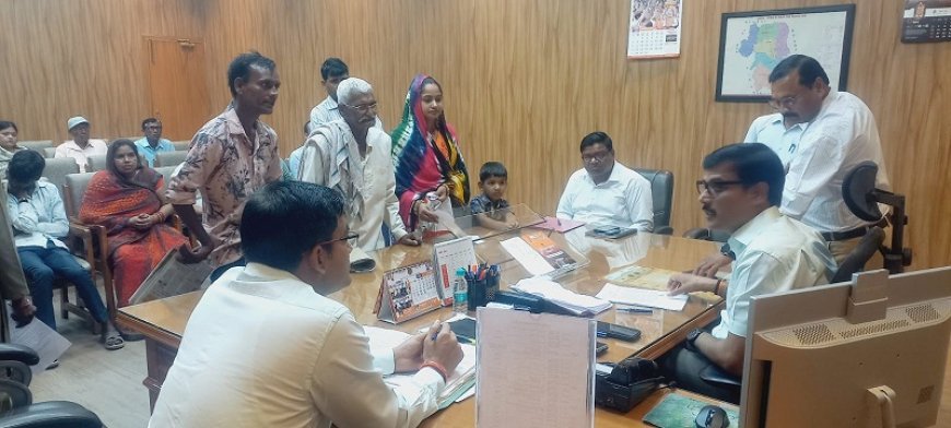 Hardoi News: पाँच माह से अटका मृत्यु प्रमाण पत्र जिलाधिकारी ने तत्काल कराया जारी,  दिव्यांग खुश होकर डीएम को धन्यवाद दिया।