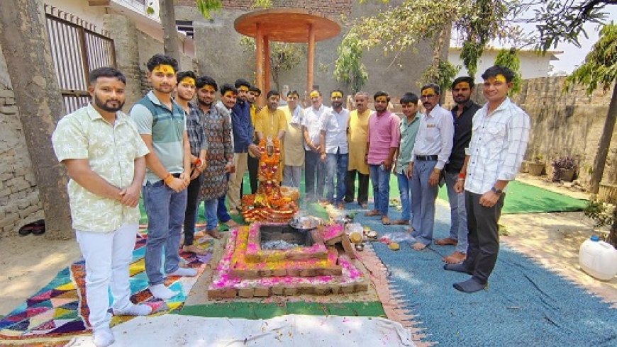 Hathras News: हवन यज्ञ का आयोजन कर मनाया परशुराम जन्मोत्सव। 