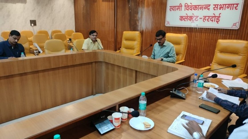Hardoi News: जिलाधिकारी की अध्यक्षता में हुई सड़क सुरक्षा समिति की बैठक, दिए आवश्यक दिशा- निर्देश।