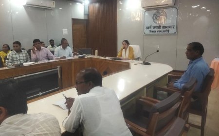 Hardoi News: मुख्य विकास अधिकारी ने सीडीपीओ बिलग्राम को निर्माण की स्थिति की जानकारी न होने पर लगाई कड़ी फटकार।  