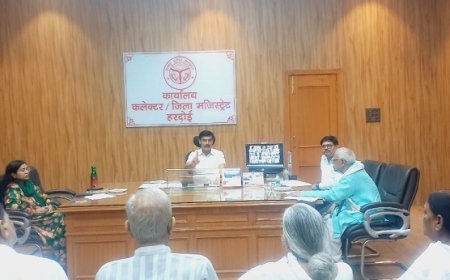 Hardoi News: जिलाधिकारी की अध्यक्षता में हुई महात्मा गाँधी जन कल्याण समिति की बैठक। 