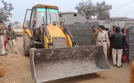 Lucknow News: अवैध धार्मिक संस्थानों पर भी सख्त कार्रवाई, बॉर्डर से सटे इलाकों में चलाया गया व्यापक अतिक्रमण हटाओ अभियान