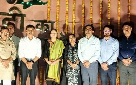 Hardoi News: जिलाधिकारी ने किया सेल्फी प्वाईंट का उदघाटन। 