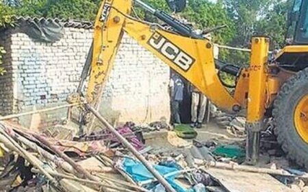 Lucknow News: UP में अवैध धार्मिक स्थलों पर कार्रवाई जारी, कई जमीदोंज हुए तो कई को नोटिस जारी