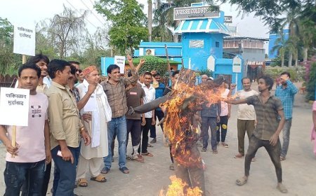 Sambhal News: पाकिस्तान की अर्थी निकालकर किया पुतला दहन- आतंकवाद के खिलाफ पुतला दहन कर नारेबाजी करते हुए जोरदार प्रदर्शन किया। 