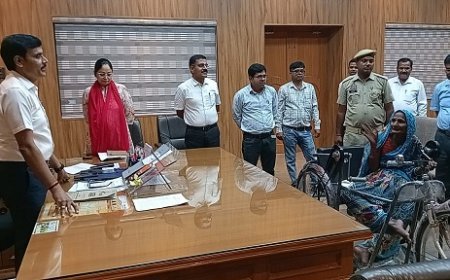 Hardoi News: जिलाधिकारी दिव्यांग महिला का बने सहारा- स्वयं अपने हाथों से रामसुखी को सौंपी ट्राईसाईकिल।