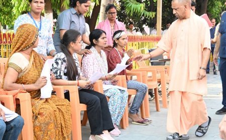 Gorakhpur News: जनता दर्शन में मुख्यमंत्री ने सुनीं 150 लोगों की समस्याएं, अधिकारियों से बोले मुख्यमंत्री, हर पीड़ित की समस्या का समाधान सरकार की प्राथमिकता।  