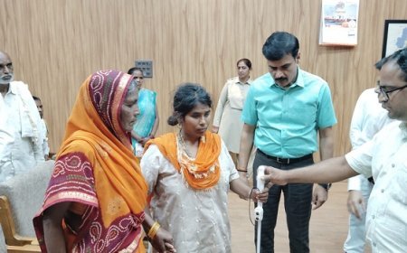 Hardoi News: दिव्यांग के साथ ही माँ को भी मिली योजना की सौगात, डीएम से मिलकर माँ, बेटी हुई गदगद। 