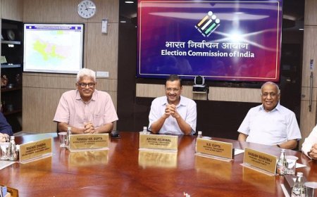 Lucknow News: निर्वाचन सदन में आम आदमी पार्टी के राष्ट्रीय संयोजक अरविंद केजरीवाल के नेतृत्व में पार्टी के प्रतिनिधि मंडल के साथ बातचीत की।