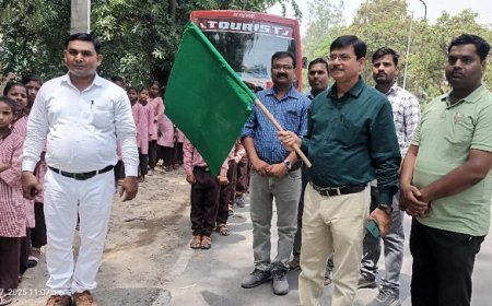 Hardoi News: निजी खर्च पर छात्रों को शैक्षिक भ्रमण करा रहे शिक्षक, खण्ड विकास अधिकारी हरी झंडी देकर रवाना किया।