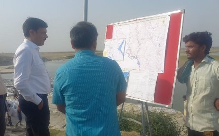 Hardoi News: जिलाधिकारी ने अर्जुनपुर पुल व बाढ़ निरोधक कार्यों का किया निरीक्षण। 