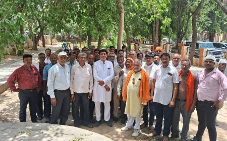 Hathras News: चकबंदी के विरोध में किसान पहुंचे कलेक्ट्रेट, अधिकारियों से मिले। 