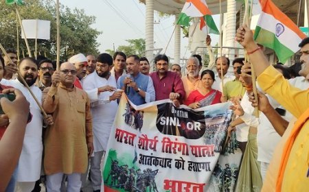 Operation Sindoor: ऑपरेशन सिंदूर की जीत पर अंबेडकरनगर में तिरंगा यात्रा, भाजपा नेताओं ने सेना के शौर्य को किया सलाम। 