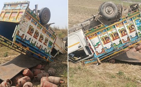 Hardoi News: सिलेंडर लदी पिकअप का स्टेयरिंग फेल, सूखी नदी में गिरी, ड्राइवर गंभीर रूप से घायल। 