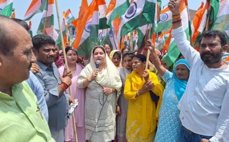 Saharanpur News: सेना के सम्मान में तिरंगा यात्रा- चांदनी राणा ने ब्लॉक परिसर से शुरू की पहल। 