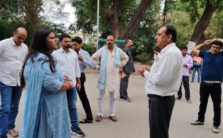 Ballia News: गर्भवती महिला को फर्श पर देना पड़ा बच्चे को जन्म, वीडियो वायरल होने पर मचा हड़कंप, बलिया के सोनबरसा CHC में लापरवाही का खुलासा