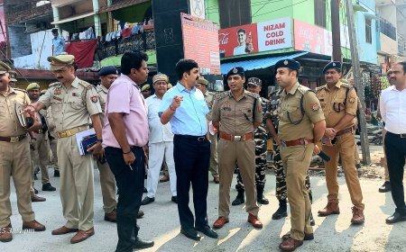 Siddharthnagar News: मंडलायुक्त और DIG ने इंडो-नेपाल बॉर्डर का किया दौरा, अवैध गतिविधियों पर लगाम के लिए दिए कड़े निर्देश