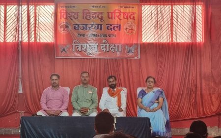 Hardoi News: युवाओं और मातृशक्तियों ने ली त्रिशूल दीक्षा, हिन्दू समाज की रक्षा का लिया संकल्प। 