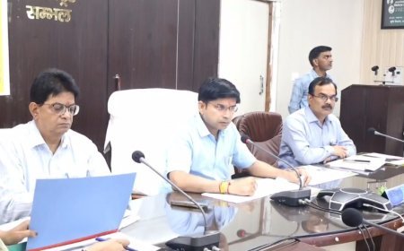 Sambhal News: जनपद में चलाया जाए 'नो हेलमेट नो फ्यूल' अभियान: डीएम