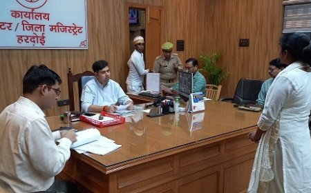 Hardoi News: जन सुनवाई में जिलाधिकारी के निर्देश- मौके पर ही बने पात्र बुजुर्गों के आयुष्मान कार्ड, विधवा व दिव्यांग पेंशन आवेदनों का त्वरित हो निस्तारण।