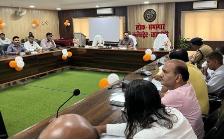 Barabanki News: जिलाधिकारी शशांक त्रिपाठी ने जनता दर्शन शिकायतों के निस्तारण हेतु की समीक्षा बैठक। 