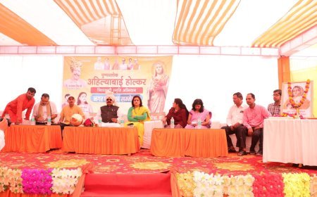 Hathras News: अहिल्याबाई होल्कर की स्मृति में पालिका में हुआ सम्मेलन