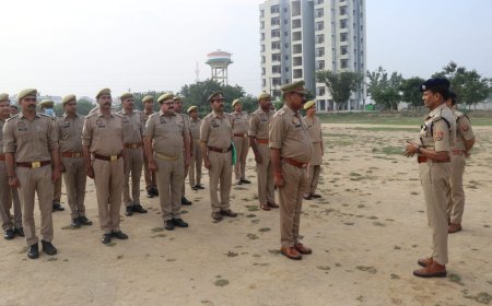 Hathras News: पुलिस अधीक्षक ने परेड का निरीक्षण कर ली सलामी