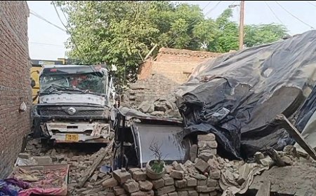 UK News: महेशपुरा में अनियंत्रित होकर डंपर एक घर में जा घुसा जिसमें पति-पत्नी तथा चालक सहित तीन लोग गंभीर रूप से घायल हो गए।