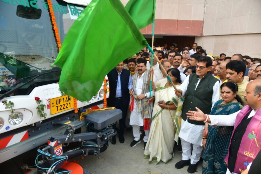 Lucknow News: नगर विकास मंत्री ने शहर की साफ सफाई हेतु 17.26 करोड रुपए लागत की आधुनिक मशीनों को हरी झंडी दिखाकर नगर को समर्पित किया 