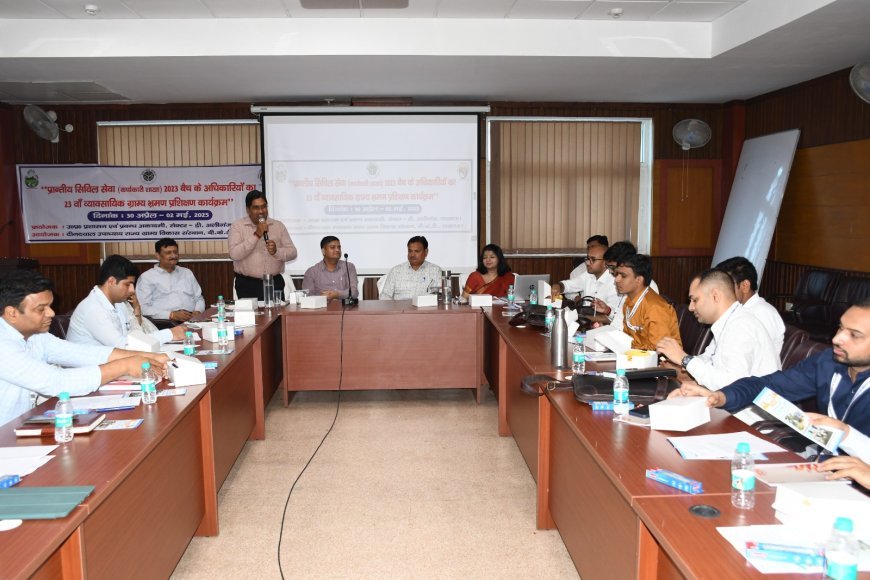 Lucknow News: प्रशासनिक सेवा के अधिकारियों को दिया जा रहा है प्रशिक्षण व कराया जा रहा है भ्रमण