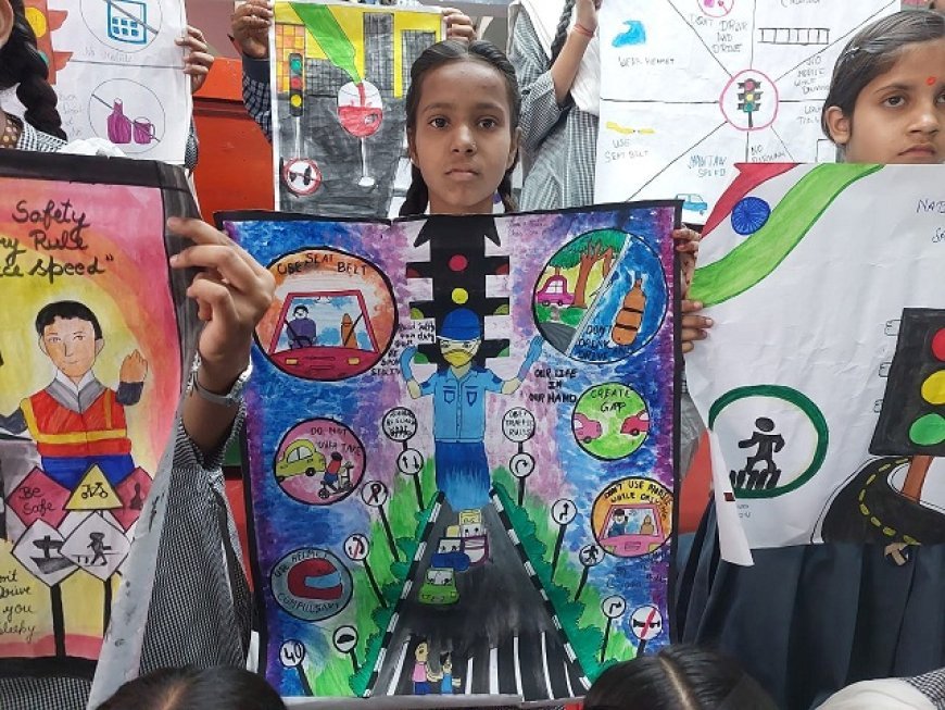 Hardoi News: 'जान है तो जहान है'- ट्रैफिक नियमों को लेकर श्री डाल सिंह मेमोरियल स्कूल के बच्चों की अनूठी मुहिम। 