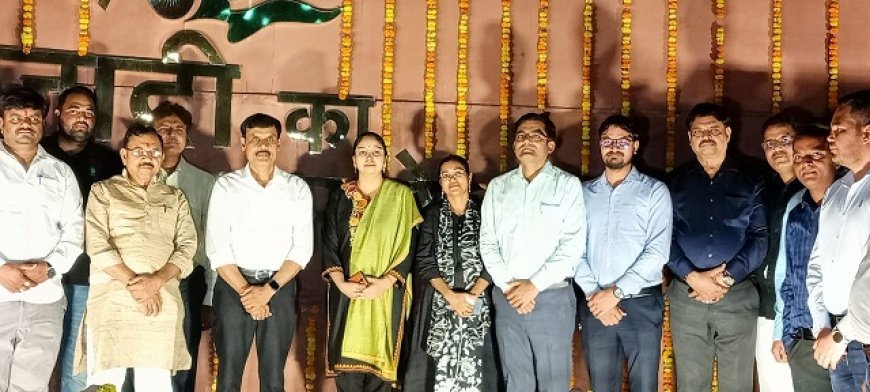 Hardoi News: जिलाधिकारी ने किया सेल्फी प्वाईंट का उदघाटन। 