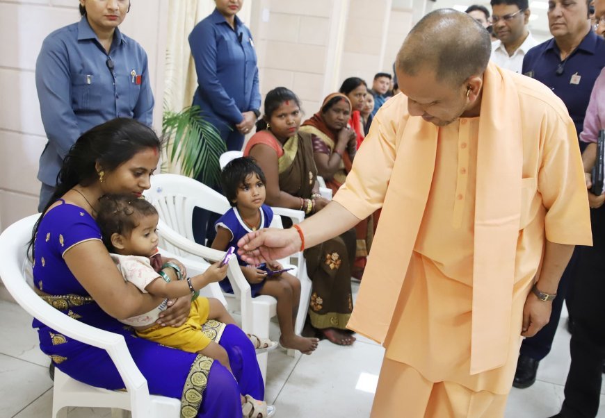 Lucknow News: हर चेहरे पर खुशहाली सरकार की प्राथमिकता, CM ने रविवार को किया 'जनता दर्शन (Janta Darshan)' प्रदेश भर से आये लोगों की सुनीं समस्याएं 