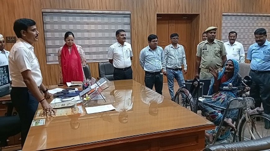 Hardoi News: जिलाधिकारी दिव्यांग महिला का बने सहारा- स्वयं अपने हाथों से रामसुखी को सौंपी ट्राईसाईकिल।