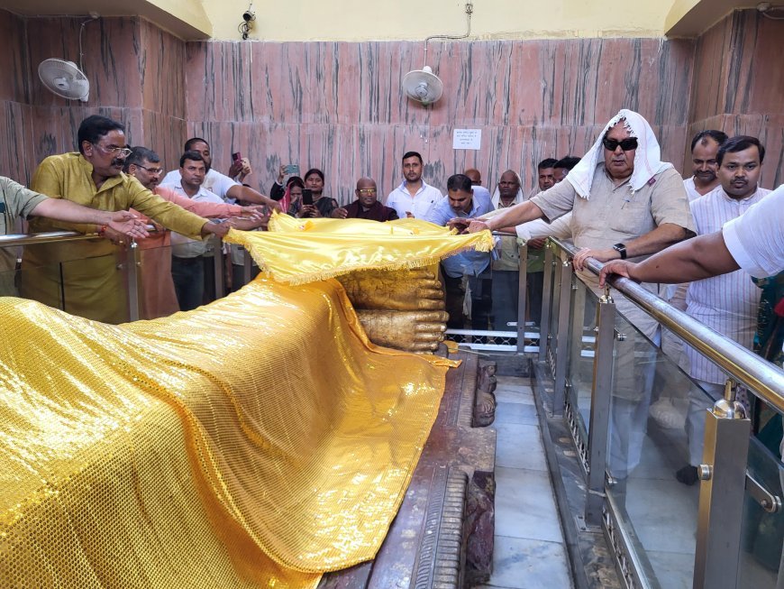 Lucknow News: बुद्ध पूर्णिमा पर कुशीनगर पहुंचे कृषि मंत्री सूर्य प्रताप शाही, चीवर व कमल पुष्प अर्पित कर भगवान बुद्ध को निवेदित की श्रद्धा