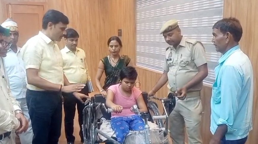 Hardoi News: दिव्यांग पायल को जिलाधिकारी ने स्वयं अपने हाथों से ट्राईसाईकिल सौपी, स्पॉन्सरशिप योजना का दिया लाभ।