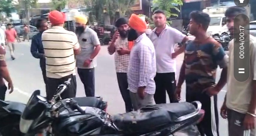 UK News: हाइवा डंपर ने स्कूल की बस के पीछे से टक्कर मारी जिसमें एक छात्र गंभीर रूप से घायल। 