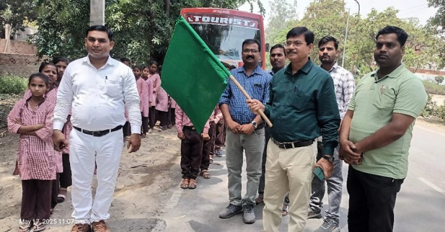 Hardoi News: निजी खर्च पर छात्रों को शैक्षिक भ्रमण करा रहे शिक्षक, खण्ड विकास अधिकारी हरी झंडी देकर रवाना किया।