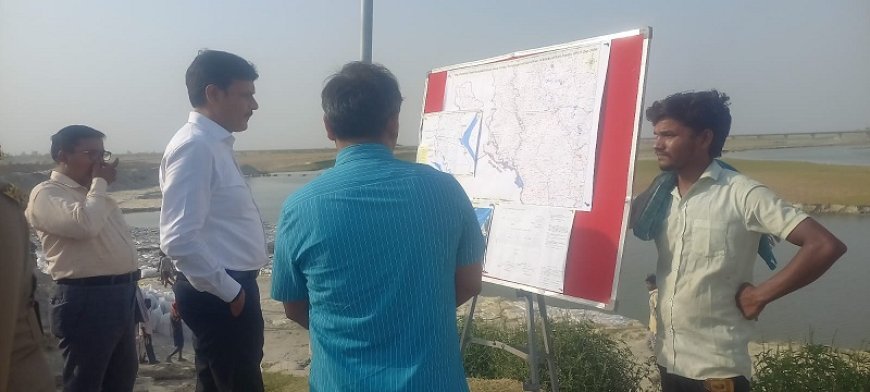 Hardoi News: जिलाधिकारी ने अर्जुनपुर पुल व बाढ़ निरोधक कार्यों का किया निरीक्षण। 