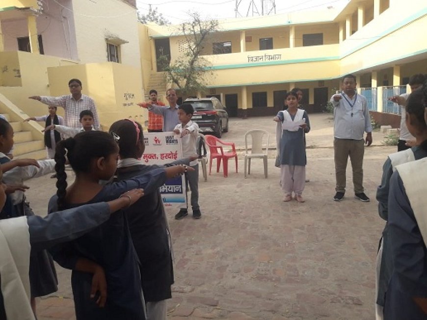 Hardoi News: बाल विवाह का खात्मा करने को लेकर बच्चों को शपथ दिलाकर किया जागरूक। 