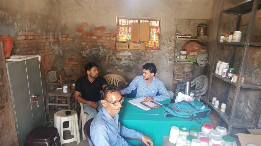 Hardoi News: जर्जर भवन में चल रहा आयुर्वेदिक अस्पताल, बीमार कमरे में बिना पंखे के भीषण गर्मी में बैठ रहे डॉक्टर