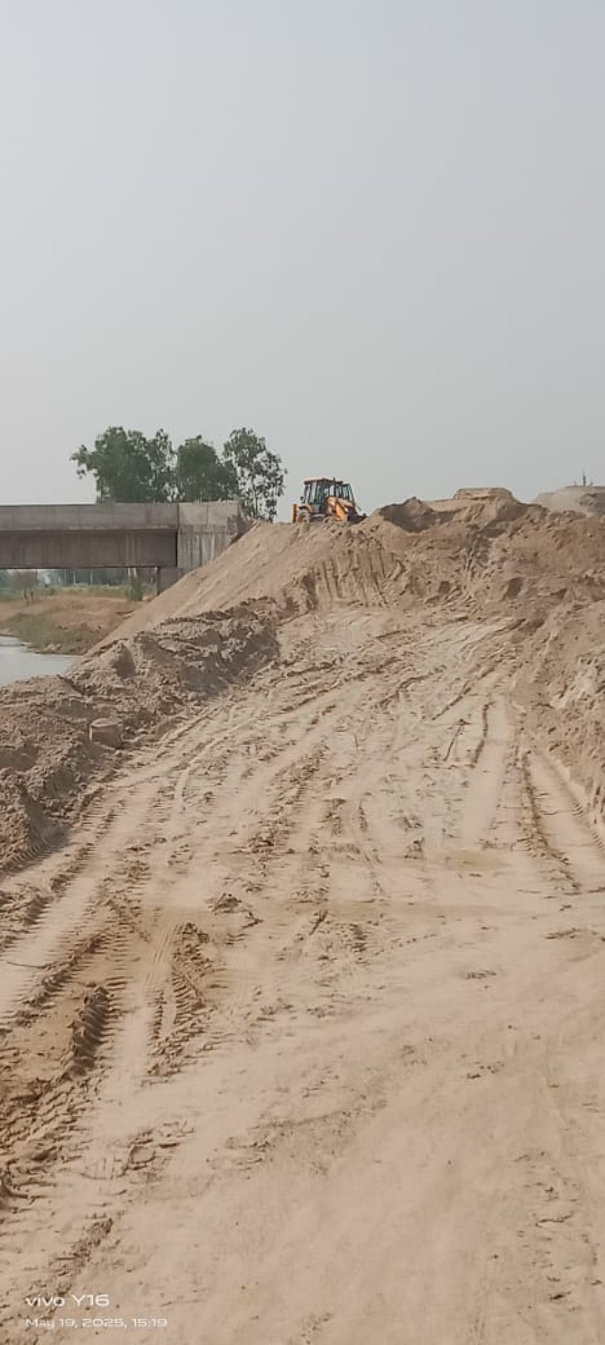 Hardoi News: खबर का असर: नीलम नदी पर अधूरे पुल का निर्माण कार्य शुरू, जनता में हर्ष की लहर