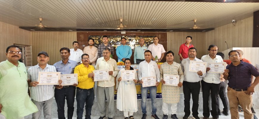 Hardoi News: सांडी ब्लॉक मुख्यालय पर  टेबलेट वितरण एवं निपुण सम्मान समारोह आयोजित