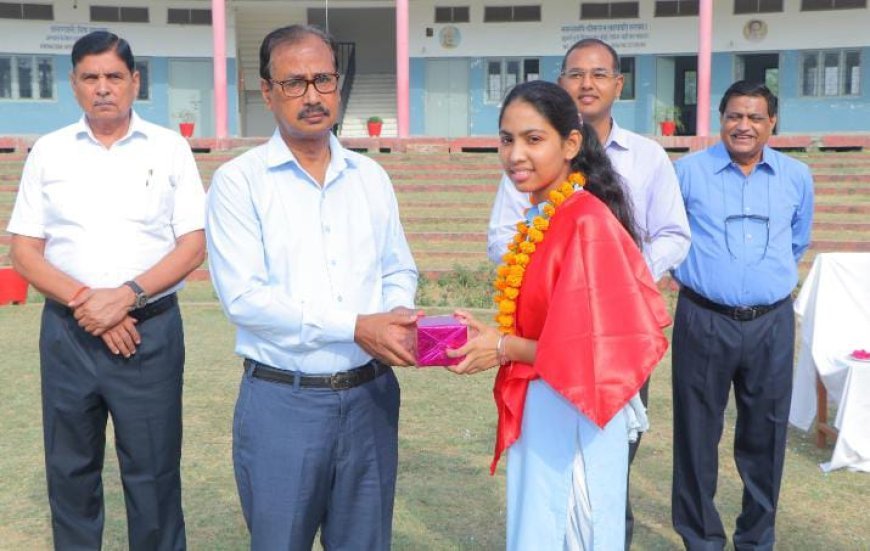 Hardoi News: निर्धारित लक्ष्य के साथ मेहनत करने वाले बच्चों को मिलती है सफलता : डॉ शेखर