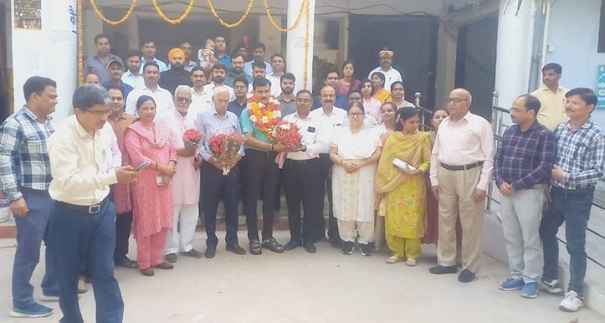 Hardoi News: सीएसएन में जिलाधिकारी को दी गयी भावभीनी विदाई। 