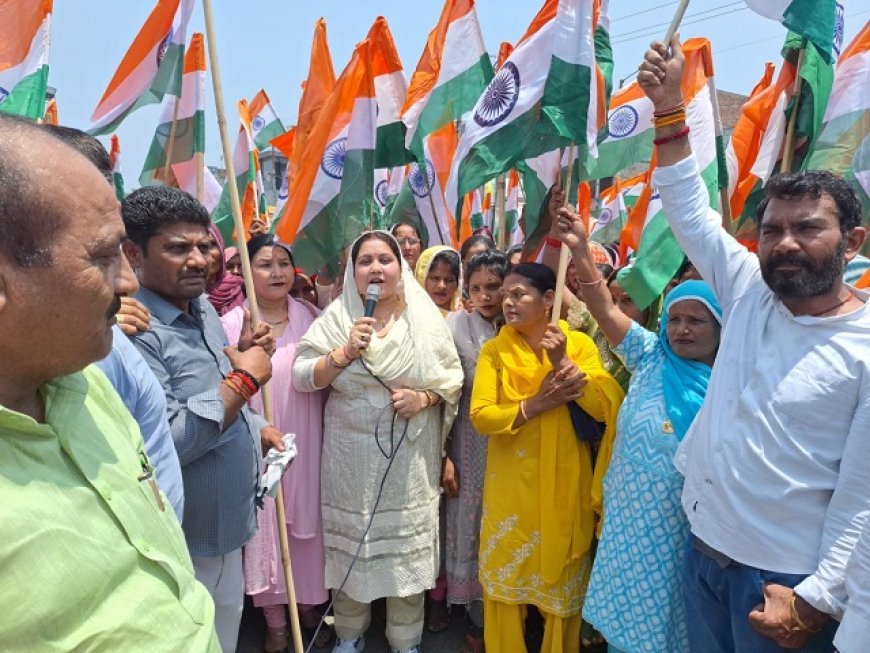 Saharanpur News: सेना के सम्मान में तिरंगा यात्रा- चांदनी राणा ने ब्लॉक परिसर से शुरू की पहल। 