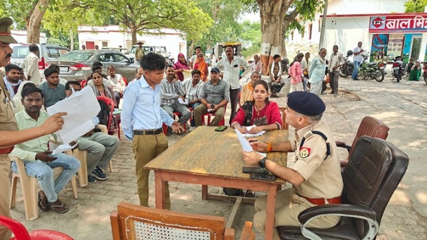Hardoi News: पुलिस अधीक्षक ने सुनीं थाना समाधान दिवस में फरियादियों की शिकायतें। 