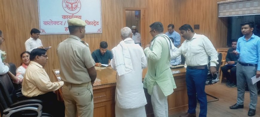 Hardoi News: जन सुनवाई के दौरान जिलाधिकारी ने सुनी जन समस्याएं, विभिन्न विभागों के कर्मचारी रहे उपस्थित।
