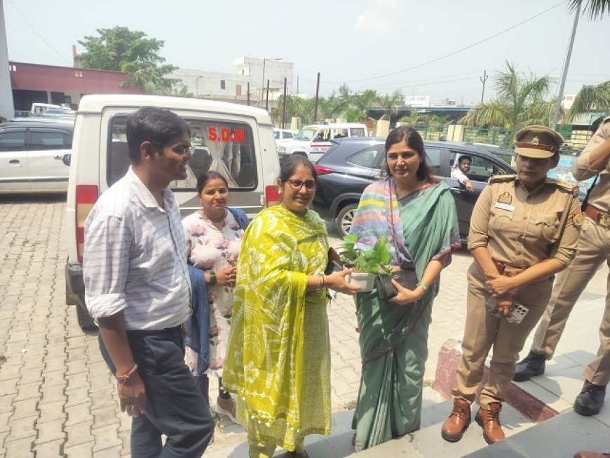 Hapur News: महिला आयोग सदस्या मनीषा अहलावत का हापुड़ दौरा- सामुदायिक स्वास्थ्य केंद्रों में साफ-सफाई और दवाइयों पर जोर। 